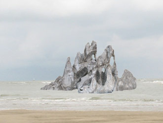 een monumentale oogverblindende rotsblok meedrijvend met het getij van de zee...